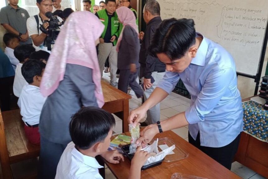 Gibran Tinjau Uji Coba Makan Bergizi Gratis Rp14.900 di SD Sentul Bogor