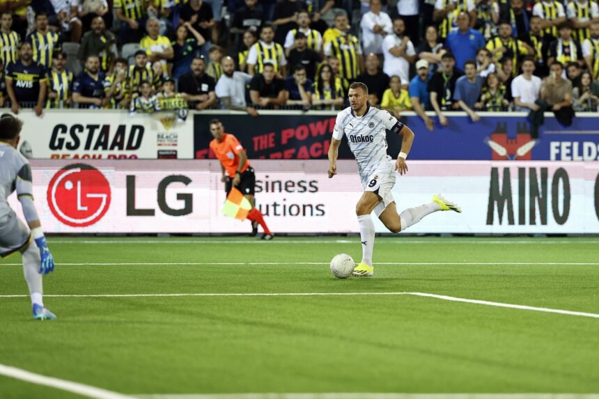 Hattrick Edin Dzeko Ajak Fenerbahce Menang di Kualifikasi Liga Champions