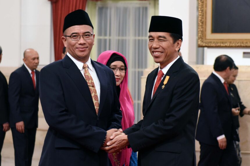 Jokowi Pecat Hasyim Asy'ari dari KPU Secara Tidak Hormat