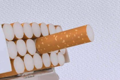 Jokowi Resmi Larang Penjualan Rokok Eceran Per Batang, Berikut Aturannya!