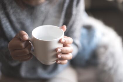 Apakah Minum Air Hangat Bisa Menghilangkan Lemak di Perut