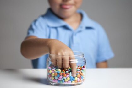 Ayah Ibu, Terapkan 4 Langkah Ini untuk Kurangi Jajanan Manis Anak