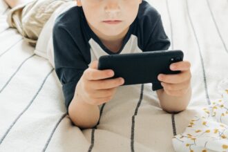 Orang Tua Diingatkan tentang Risiko Teknologi bagi Anak Balita
