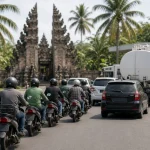Ilustrasi ganjil genap BBM Bali: antrean sepeda motor dan mobil menuju SPBU, truk tangki BBM tiba