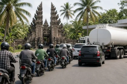 Ilustrasi ganjil genap BBM Bali: antrean sepeda motor dan mobil menuju SPBU, truk tangki BBM tiba